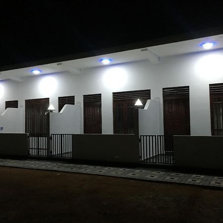 Hotel Sea Breeze à Bentota Extérieur photo