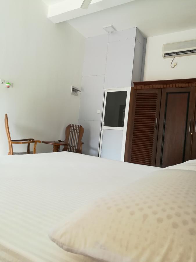 Hotel Sea Breeze à Bentota Extérieur photo
