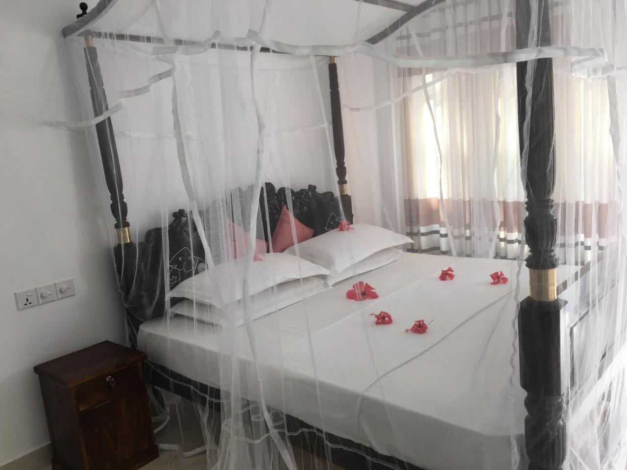 Hotel Sea Breeze à Bentota Extérieur photo