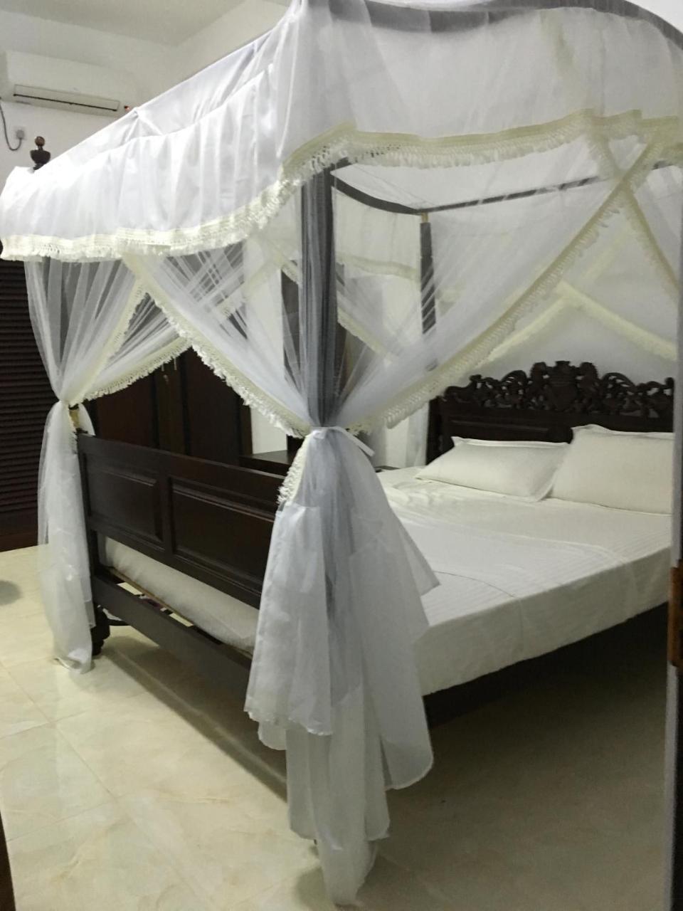 Hotel Sea Breeze à Bentota Extérieur photo